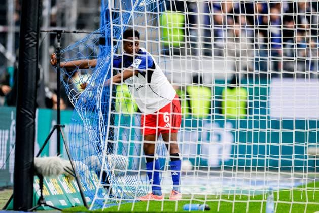 Hamburg, 25. Oktober 2025 - Fußball, 1. Bundesliga 2025 26, Hamburger SV - VfL Wolfsburg: Albert Sambi Lokonga (Hamburger SV, 6) DFL REGULATIONS PROHIBIT ANY USE OF PHOTOGRAPHS AS IMAGE SEQUENCES AND OR QUASI-VIDEO.