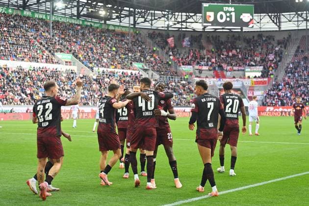 kollektiver Torjubel um Romulo CARDOSO (L) nach Tor zum 0-2, Jubel,Freude,Begeisterung, Aktion, Fussball 1. Bundesliga Saison 2025 2026, 8.Spieltag, Spieltag08 FC Augsburg - RB Leipzig am 25.10.2025 , WWK A R E N A.