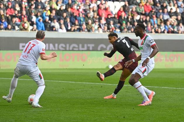 Tor Antonio NUSA (Leipzig) zum 0-3, Aktion,Achuss gegen Chrislain MATSIMA (FC AUGSBURG) und Cedric Adrian ZESIGER (FC Augsburg). Fussball 1. Bundesliga Saison 2025 2026, 8.Spieltag, Spieltag08 FC Augsburg - RB Leipzig am 25.10.2025 , WWK A R E N A.