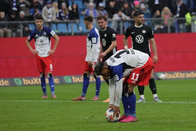 Elfmeter Ransford-Yeboah Koenigsdoerffer (HSV),verschossen Fussball, Herren, Saison 2025 2026,1.Liga, Volksparkstadion, Hamburger SV gegen VfL Wolfsburg, DFL REGULATIONS PROHIBIT ANY USE OF PHOTOGRAPHS AS IMAGE SEQUENCES AND OR QUASI-VIDEO.
