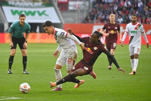 Fabian RIEDER (FC Augsburg), Aktion,Zweikampf gegen Yan Diomande (L). Fussball 1. Bundesliga Saison 2025 2026, 8.Spieltag, Spieltag08 FC Augsburg - RB Leipzig am 25.10.2025 , WWK A R E N A.