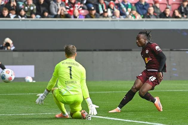 Tor Yan Diomande (L) zum 0-1 gegen Torwart Finn DAHMEN (FC Augsburg), Aktion,Torschuss. Fussball 1. Bundesliga Saison 2025 2026, 8.Spieltag, Spieltag08 FC Augsburg - RB Leipzig am 25.10.2025 , WWK A R E N A.