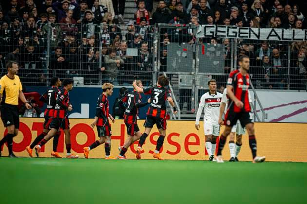 Fußball I Herren I Saison 2025-2026 I Bundesliga I 8. Spieltag I Eintracht Frankfurt - FC St. Pauli I 25.10.2025 Jubel um Torschützen Jonathan Burkardt ( 9, Eintracht Frankfurt) Frankfurt Deutsche Bank Park Hessen Deutschland Copyright: xLobeca MaxxKrausex