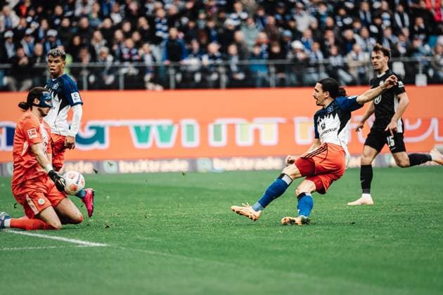 Fußball Männer Saison 2025 2026 1. Fußball-Bundesliga 8. Spieltag Hamburger SV vs. VfL Wolfsburg 25.10.2025 rechts Rayan Philippe ( 14, HSV) scheitert an Kamil Grabara ( 1, VfL Wolfsburg) Hamburg Volksparkstadion Hamburg Deutschland