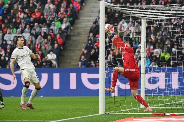 Torwart Jonas Urbig (Bayern Muenchen) in Aktion, links Haris Tabakovic (Borussia Moenchengladbach) 25.10.2025, Fussball 1. Bundesliga, Saison 2025 2026, 8. Spieltag, Borussia Mönchengladbach - FC Bayern München DFL regulations prohibit any use of photographs as image sequences and or quasi-video Moenchengladbach Borussia Park Nordrhein Westfalen Deutschland