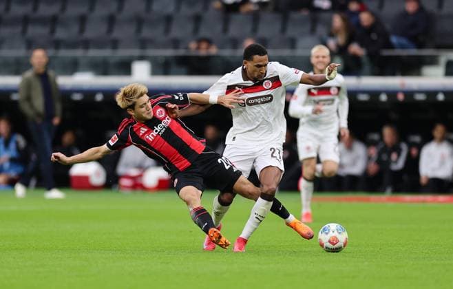 25.10.2025, Fussball Bundesliga, Eintracht Frankfurt - FC St. Pauli, v.l., Ritsu Doan (Eintracht Frankfurt), Andreas Hountondji (FC St. Pauli) DFL DFB REGULATIONS PROHIBIT ANY USE OF PHOTOGRAPHS AS IMAGE SEQUENCES AND OR QUASI-VIDEO. xdcx Copyright: HMBxMedia Claus