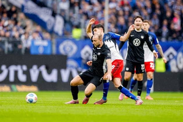 Hamburg, 25. Oktober 2025 - Fußball, 1. Bundesliga 2025 26, Hamburger SV - VfL Wolfsburg: Christian Eriksen (VfL Wolfsburg, 24), Daniel Elfadli (Hamburger SV, 8) DFL REGULATIONS PROHIBIT ANY USE OF PHOTOGRAPHS AS IMAGE SEQUENCES AND OR QUASI-VIDEO.