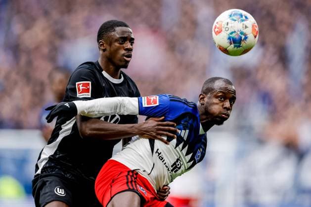 Hamburg, 25. Oktober 2025 - Fußball, 1. Bundesliga 2025 26, Hamburger SV - VfL Wolfsburg: Sael Kumbedi (VfL Wolfsburg, 26), Jean-Luc Dompe (Hamburger SV, 7) DFL REGULATIONS PROHIBIT ANY USE OF PHOTOGRAPHS AS IMAGE SEQUENCES AND OR QUASI-VIDEO. *** Hamburg, October 25, 2025 Soccer, 1 Bundesliga 2025 26, Hamburger SV VfL Wolfsburg Sael Kumbedi VfL Wolfsburg, 26 , Jean Luc Dompe Hamburger SV, 7 DFL REGULATIONS PROHIBIT ANY USE OF PHOTOGRAPHS AS IMAGE SEQUENCES AND OR QUASI VIDEO