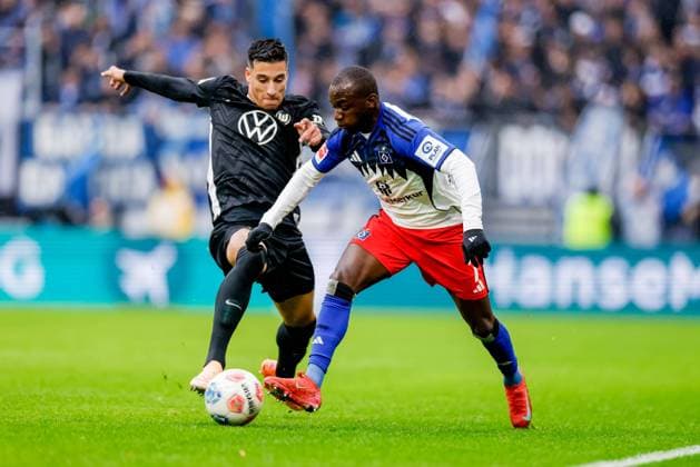 Hamburg, 25. Oktober 2025 - Fußball, 1. Bundesliga 2025 26, Hamburger SV - VfL Wolfsburg: Adam Daghim (VfL Wolfsburg, 11), Jean-Luc Dompe (Hamburger SV, 7) DFL REGULATIONS PROHIBIT ANY USE OF PHOTOGRAPHS AS IMAGE SEQUENCES AND OR QUASI-VIDEO.