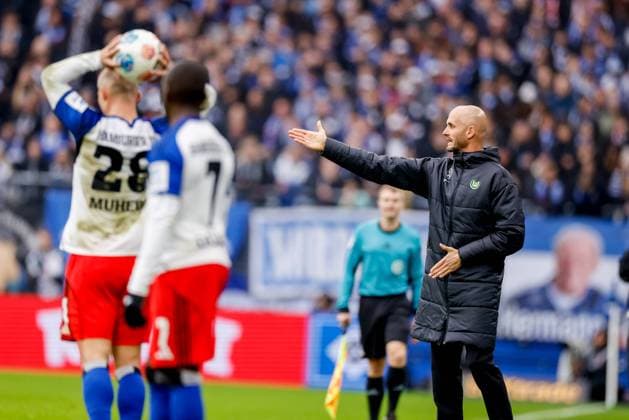Hamburg, 25. Oktober 2025 - Fußball, 1. Bundesliga 2025 26, Hamburger SV - VfL Wolfsburg: Paul Simonis (VfL Wolfsburg, Trainer) DFL REGULATIONS PROHIBIT ANY USE OF PHOTOGRAPHS AS IMAGE SEQUENCES AND OR QUASI-VIDEO.