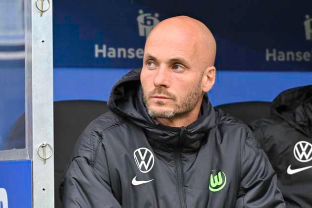 GER; 1. FBL,, Hamburger SV vs VfL Wolfsburg 25.10.2025, Volksparkstadion, Hamburg, GER; 1. FBL, Hamburger SV vs VfL Wolfsburg im Bild Trainer Paul Simonis (Wolfsburg)