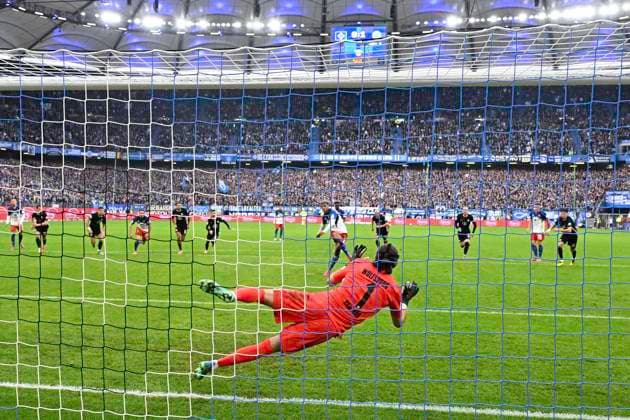 GER; 1. FBL,, Hamburger SV vs VfL Wolfsburg 25.10.2025, Volksparkstadion, Hamburg, GER; 1. FBL, Hamburger SV vs VfL Wolfsburg im Bild Torhueter Kamil Grabara (Wolfsburg 01) haelt den Elfmeterschuss von Ransford-Yeboah Koenigsdoerffer (Königsdörffer Hamburg 11)