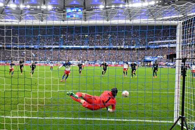 GER; 1. FBL,, Hamburger SV vs VfL Wolfsburg 25.10.2025, Volksparkstadion, Hamburg, GER; 1. FBL, Hamburger SV vs VfL Wolfsburg im Bild Torhueter Kamil Grabara (Wolfsburg 01) haelt den Elfmeterschuss von Ransford-Yeboah Koenigsdoerffer (Königsdörffer Hamburg 11)