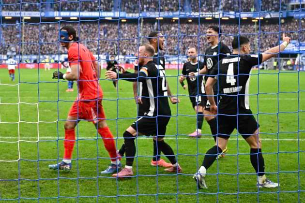 GER; 1. FBL,, Hamburger SV vs VfL Wolfsburg 25.10.2025, Volksparkstadion, Hamburg, GER; 1. FBL, Hamburger SV vs VfL Wolfsburg im Bild Torhueter Kamil Grabara (Wolfsburg 01) haelt den Elfmeterschuss von Ransford-Yeboah Koenigsdoerffer (Königsdörffer Hamburg 11) und jubelt mit der Mannschaft