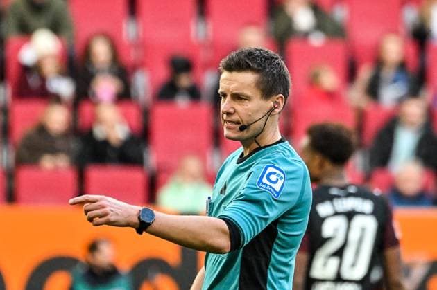 GER, 1. FBL, FC Augsburg vs RB Leipzig 25.10.2025, WWK-Arena, Augsburg, GER, 1. FBL, FC Augsburg vs RB Leipzig, im Bild Schiedsrichter Daniel Siebert