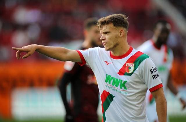 Fussball, Herren, Saison 2025 2026, FC Augsburg - RB Leipzig, Bundesliga, WWK Arena Robin Fellhauer (FC Augsburg) hebt den rechten Arm, zeigen, deuten DFL DFB regulations prohibit any use of photographs as image sequences and or quasi-video