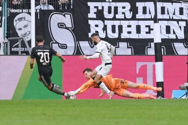 Tom Bischof (Bayern Muenchen), li., scheitert an Torwart Moritz Nicolas (Borussia Moenchengladbach), rechts Franck Honorat (Borussia Moenchengladbach) 25.10.2025, Fussball 1. Bundesliga, Saison 2025 2026, 8. Spieltag, Borussia Mönchengladbach - FC Bayern München DFL regulations prohibit any use of photographs as image sequences and or quasi-video Moenchengladbach Borussia Park Nordrhein Westfalen Deutschland