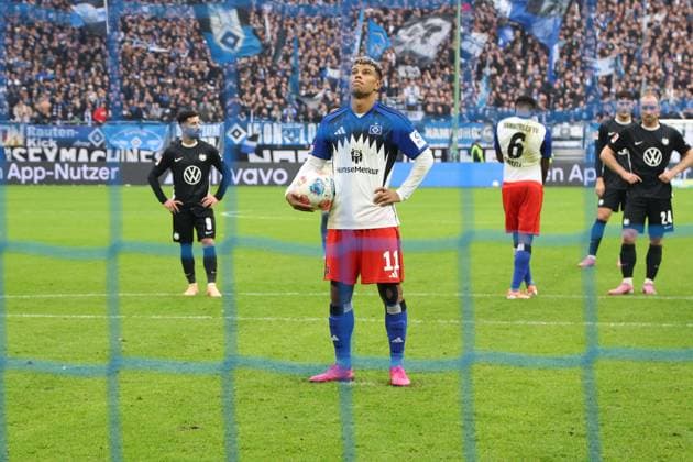 GER, xFSx ,Hamburg, HSV , 1. Bundesliga , Fussball, DFL, Hamburger SV , am Hamburger Volksparkstadion , VFL Wolfsburg , 25.10.2025 , v.l. Ransford Koenigsderffer (Hamburger SV ,11) am elfmeter Punkt DFL regulations prohibit any use of photographs as image sequences and or quasi-video. Copyright: HMBxMedia FernandoxSoares