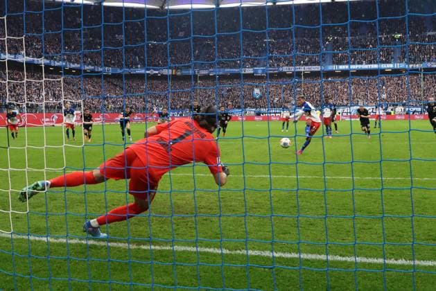 GER, xFSx ,Hamburg, HSV , 1. Bundesliga , Fussball, DFL, Hamburger SV , am Hamburger Volksparkstadion , VFL Wolfsburg , 25.10.2025 , v.l. Torwart Kamil Grabara ( VfL Wolfsburg ,1) , Ransford Koenigsderffer (Hamburger SV ,11) DFL regulations prohibit any use of photographs as image sequences and or quasi-video. Copyright: HMBxMedia FernandoxSoares