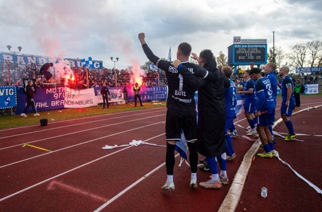 Fussball, Herren, Saison 2025 2026, Brandenburgliga (8. Spieltag), BSG Stahl Brandenburg - Brandenburger SC Süd, Spieler und Fans von Stahl feiern den Derbysieg, 25.10. 2025, Copyright: xSebastianxRäppold MatthiasxKochx