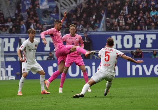 GER, 1.FBL, TSG Hoffenheim vs 1.FC Heidenheim 25.10.2025, PreZero Arena, Sinsheim, GER, 1.FBL, TSG Hoffenheim vs 1.FC Heidenheim , im Bild Andrej Kramaric (Hoffenheim), Benedikt Gimber (Heidenheim) DFL regulations prohibit any use of photographs as image sequences and or quasi-video.