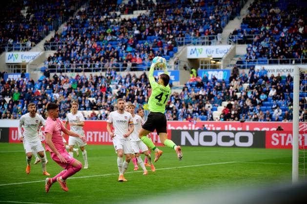 1.?? Fussball Bundesliga: TSG Hoffenheim vs. 1. FC Heidenheim; 25.10.2025 Diant Ramaj (41; 1. FC Heidenheim 1846) fängt den Ball sicher ab, während Albian Hajdari (21; TSG Hoffenheim), Jan Schöppner (3; 1. FC Heidenheim 1846), Tim Siersleben (4; 1. FC Heidenheim 1846), Patrick Mainka (6; 1. FC Heidenheim 1846) und Julian Niehues (16; 1. FC Heidenheim 1846) verteidigen 1. Bundesliga: TSG Hoffenheim gegen 1. FC Heidenheim am 25.10.2025 in der PreZero Arena in Sinsheim. DFL REGULATIONS PROHIBIT ANY USE OF PHOTOGRAPHS AS IMAGE SEQUENCES AND OR QUASI-VIDEO. Copyright: xBEAUTIFULxSPORTS Gelhardtx
