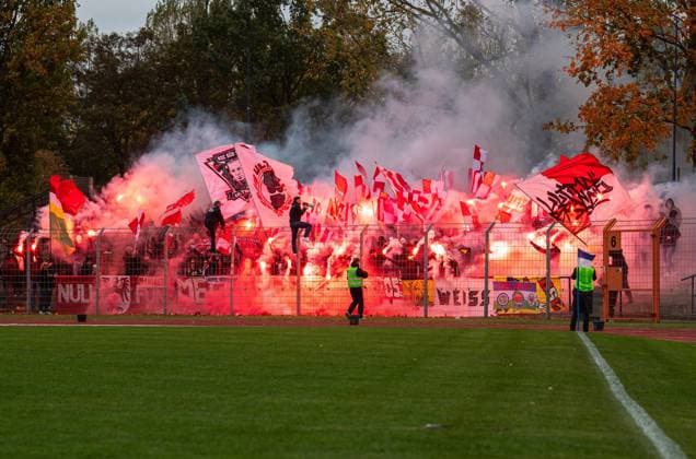 Fussball, Herren, Saison 2025 2026, Brandenburgliga (8. Spieltag), BSG Stahl Brandenburg - Brandenburger SC Süd, Fans vom BSC Süd zünden Pyrotechnik, 25.10. 2025, Copyright: xSebastianxRäppold MatthiasxKochx