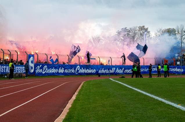 Fussball, Herren, Saison 2025 2026, Brandenburgliga (8. Spieltag), BSG Stahl Brandenburg - Brandenburger SC Süd, Fans von Stahl Brandenburg zünden Pyrotechnik, 25.10. 2025, Copyright: xSebastianxRäppold MatthiasxKochx