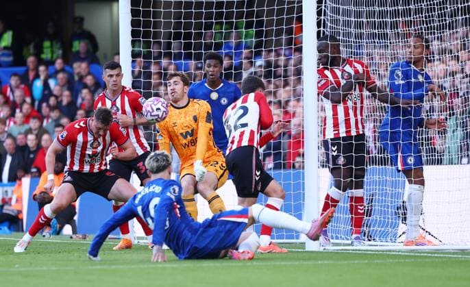 London, England, 25th October 2025. Robin Roefs of Sunderland saves a shot from Alejandro Garnacho of Chelsea during the Chelsea vs Sunderland Premier League match at Stamford Bridge, London. Picture credit should read: Paul Terry Sportimage EDITORIAL USE ONLY. No use with unauthorised audio, video, data, fixture lists, club league logos or live services. Online in-match use limited to 120 images, no video emulation. No use in betting, games or single club league player publications. SPI_028_PT_Chelsea_Sunderland SPI-4235-0029