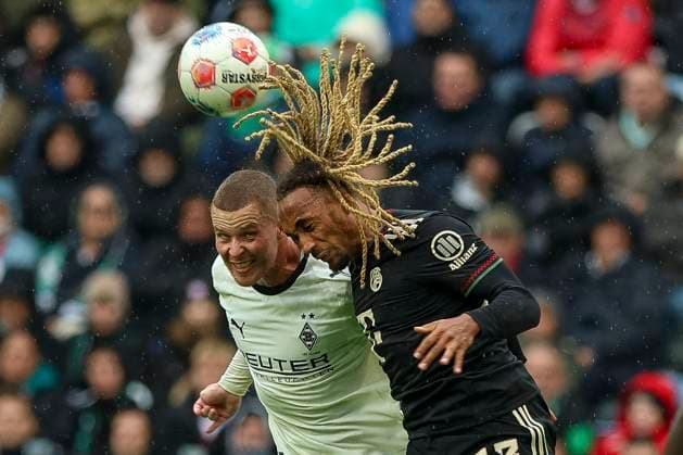 Mönchengladbach, Deutschland, 25.10.25: Nico Elvedi (Borussia Mönchengladbach) und Sacha Boey (FC Bayern München) im Kampf um den Ball waehrend des Spiels der Bundesliga zwischen Borussia Mönchengladbach vs FC Bayern München im Stadion im Borussia Park Mönchengladbach Stadion im Borussia Park North Rhine-Westphalia Germany Copyright: xBrauer-Fotoagenturx xAdrianxSchlx