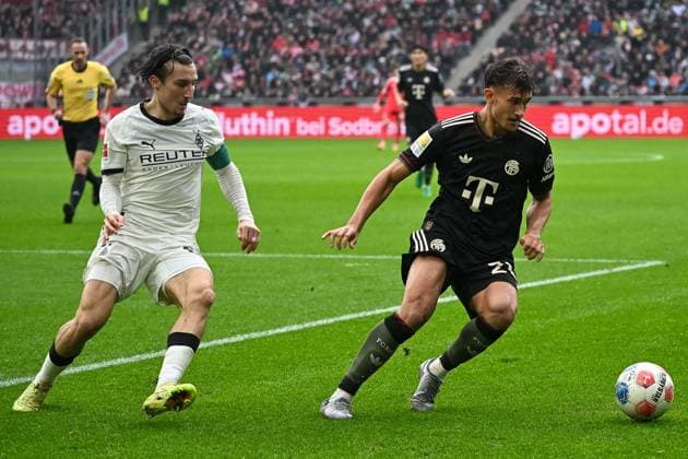 25.10.2025, Fussball: 1. Bundesliga, Saison 2025 2026, 08. Spieltag, Borussia Moenchengladbach - FC Bayern Muenchen im Borussia-Park in Moenchengladbach. Zweikampf zwischen Rocco Reitz (Borussia Monechengladbach, 27) und Tom Bischof (FC Bayern Muenchen, 20). Wichtiger Hinweis: Gemaess den Vorgaben der DFL Deutsche Fussball Liga bzw. des DFB Deutscher Fussball-Bund ist es untersagt, in dem Stadion und oder vom Spiel angefertigte Fotoaufnahmen in Form von Sequenzbildern und oder videoaehnlichen Fotostrecken zu verwerten bzw. verwerten zu lassen. Foto: Kirchner-Media Thomas Haesler Copyright: xKirchner-Media ThomasxHaeslerx