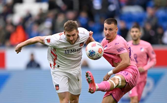 Zweikampf, Aktion Tim Lemperle TSG 1899 Hoffenheim (19) gegen Patrick Mainka 1. FC Heidenheim 1846 FCH (06) TSG 1899 Hoffenheim vs 1. FC Heidenheim 1846 FCH 25.10.2025 DFL REGULATIONS PROHIBIT ANY USE OF PHOTOGRAPHS AS IMAGE SEQUENCES AND OR QUASI-VIDEO TSG 1899 Hoffenheim vs 1. FC Heidenheim 1846 FCH