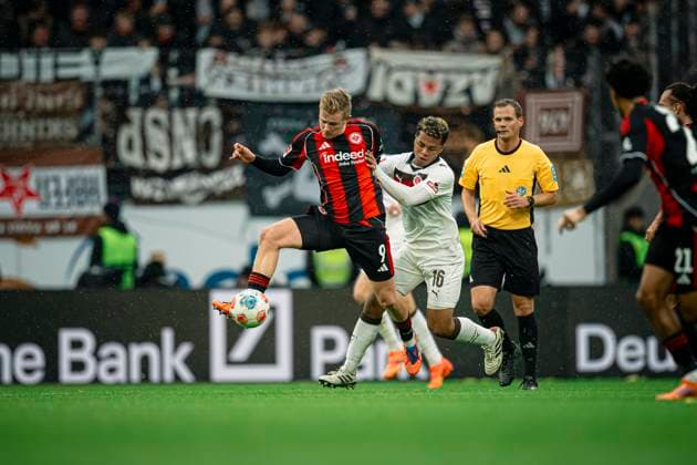 Fußball I Herren I Saison 2025-2026 I Bundesliga I 8. Spieltag I Eintracht Frankfurt - FC St. Pauli I 25.10.2025 Jonathan Burkardt ( 9, Eintracht Frankfurt) gegen Joel Chima Fujita ( 16, FC St. Pauli) Frankfurt Deutsche Bank Park Hessen Deutschland Copyright: xLobeca MaxxKrausex