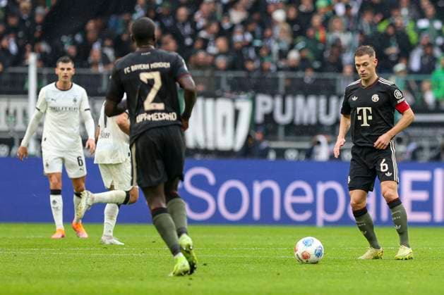 Mönchengladbach, Deutschland, 25.10.25: Joshua Kimmich (FC Bayern München) in Aktion am Ball, Einzelaktion waehrend des Spiels der Bundesliga zwischen Borussia Mönchengladbach vs FC Bayern München im Stadion im Borussia Park Mönchengladbach Stadion im Borussia Park North Rhine-Westphalia Germany Copyright: xBrauer-Fotoagenturx xAdrianxSchlx