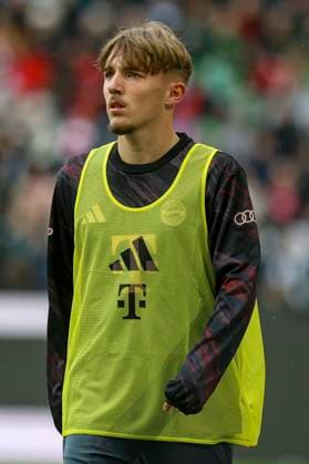 Mönchengladbach, Deutschland, 25.10.25: Lennart Karl (FC Bayern München) schaut waehrend des Spiels der Bundesliga zwischen Borussia Mönchengladbach vs FC Bayern München im Stadion im Borussia Park Mönchengladbach Stadion im Borussia Park North Rhine-Westphalia Germany Copyright: xBrauer-Fotoagenturx xAdrianxSchlx