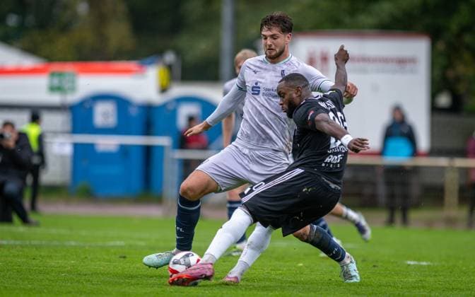 Fussball, Saison 2025 2026, Regionalliga West, 25.10.2025, 13. Spieltag, Herren, 1.FC Bocholt (schwarz) vs. VfL Bochum U23 (grau) v.l.: Daniel Hendrik Huelsenbusch (VfL Bochum U23), Arnold Budimbu (1.FC Bocholt), Bocholt Stadion am Huenting Nordrhein-Westfalen Deutschland