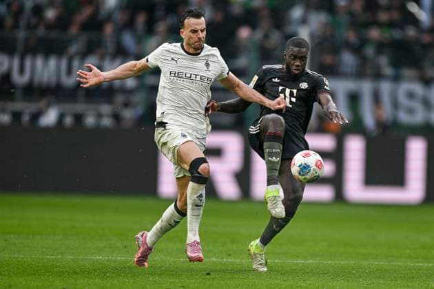 v. li. im Zweikampf Haris Tabakovic (Moenchengladbach 15) Dayot Upamecano (Muenchen 2) 25.10.2025 Fussball Borussia Moenchengladbach vs FC Bayern Muenchen , Borussia-Park, Moenchengladbach, DFB DFL REGULATIONS PROHIBIT ANY USE OF PHOTOGRAPHS AS IMAGE SEQUENCES AND OR QUASI-VIDEO