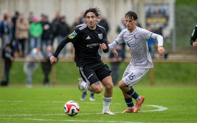 Fussball, Saison 2025 2026, Regionalliga West, 25.10.2025, 13. Spieltag, Herren, 1.FC Bocholt (schwarz) vs. VfL Bochum U23 (grau) v.l.: Marlon Frey (1.FC Bocholt), Alessandro Crimaldi (VfL Bochum U23), Bocholt Stadion am Huenting Nordrhein-Westfalen Deutschland