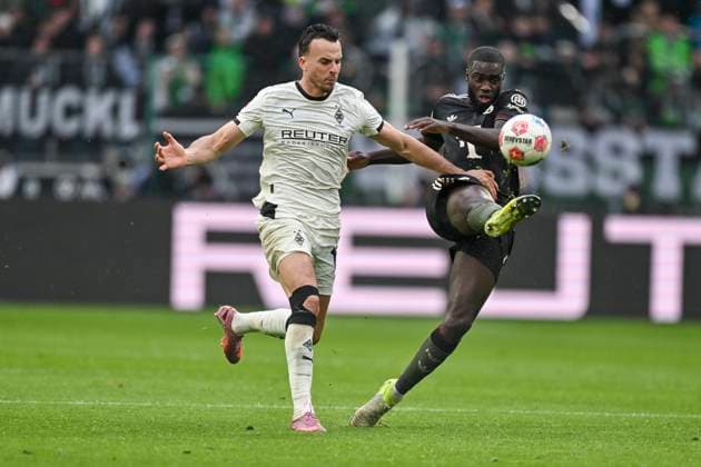 v. li. im Zweikampf Haris Tabakovic (Moenchengladbach 15) Dayot Upamecano (Muenchen 2) 25.10.2025 Fussball Borussia Moenchengladbach vs FC Bayern Muenchen , Borussia-Park, Moenchengladbach, DFB DFL REGULATIONS PROHIBIT ANY USE OF PHOTOGRAPHS AS IMAGE SEQUENCES AND OR QUASI-VIDEO