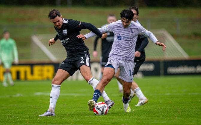 Fussball, Saison 2025 2026, Regionalliga West, 25.10.2025, 13. Spieltag, Herren, 1.FC Bocholt (schwarz) vs. VfL Bochum U23 (grau) v.l.: Julian Riedel (1.FC Bocholt), Henri Carlo Matter (VfL Bochum U23), Bocholt Stadion am Huenting Nordrhein-Westfalen Deutschland