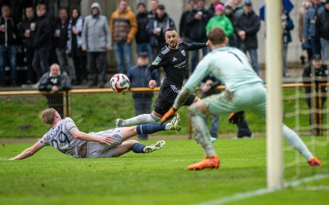 Fussball, Saison 2025 2026, Regionalliga West, 25.10.2025, 13. Spieltag, Herren, 1.FC Bocholt (schwarz) vs. VfL Bochum U23 (grau) v.l.: Colin Noah Kleine-Bekel (VfL Bochum U23), Stipe Batarilo (1.FC Bocholt), Hugo Roelleke (Torwart VfL Bochum U23), Bocholt Stadion am Huenting Nordrhein-Westfalen Deutschland