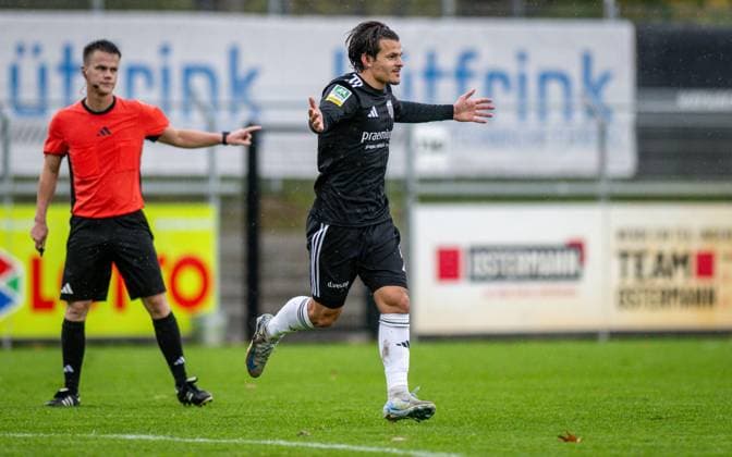 Fussball, Saison 2025 2026, Regionalliga West, 25.10.2025, 13. Spieltag, Herren, 1.FC Bocholt (schwarz) vs. VfL Bochum U23 (grau) Nicolas Hirschberger (1.FC Bocholt), Bocholt Stadion am Huenting Nordrhein-Westfalen Deutschland