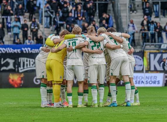 Deutschland: 3. Liga 2025 26 - SV Waldhof Mannheim vs TSV 1860 München - Carl-Benz-Stadion (Mannheim): Mannschaftskreis 1860 München Mannheim Carl-Benz-Stadion Baden-Württemberg Deutschland Copyright: xBenedictxChristx