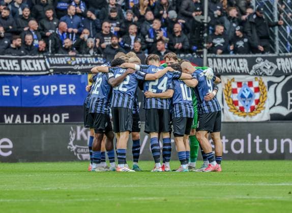Deutschland: 3. Liga 2025 26 - SV Waldhof Mannheim vs TSV 1860 München - Carl-Benz-Stadion (Mannheim): Mannschaftskreis SV Waldhof Mannheim Mannheim Carl-Benz-Stadion Baden-Württemberg Deutschland Copyright: xBenedictxChristx