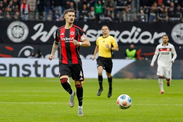 Robin Koch (Eintracht Frankfurt, 04) am Ball , Deutschland, Fussball, 1. Bundesliga, 8.Spieltag, 2025 2026, Eintracht Frankfurt vs. FC St. Pauli, 25.10.2025, Deutsche-Bank-Park, Frankfurt am Main, Deutschland Frankfurt am Main Deutsche-Bank-Park Hessen Deutschland Copyright: xGrantxHubbsx