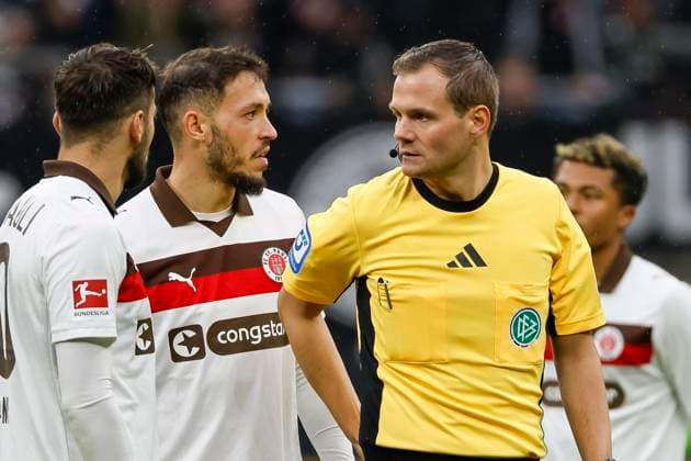 Mathias Pereira Lage (FC St. Pauli, 28) und Schiedsrichter Dr. Robin Braun im Dialog , Deutschland, Fussball, 1. Bundesliga, 8.Spieltag, 2025 2026, Eintracht Frankfurt vs. FC St. Pauli, 25.10.2025, Deutsche-Bank-Park, Frankfurt am Main, Deutschland Frankfurt am Main Deutsche-Bank-Park Hessen Deutschland Copyright: xGrantxHubbsx