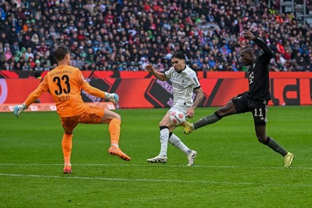 25.10.2025, Fussball: 1. Bundesliga, Saison 2025 2026, 08. Spieltag, Borussia Moenchengladbach - FC Bayern Muenchen im Borussia-Park in Moenchengladbach. Zweikampf zwischen Moritz Nicolas (Borussia Moenchengladbach, 33), Kevin Diks (Borussia Moenchengladbach, 04) und Nicolas Jackson (FC Bayern Muenchen, 11). Wichtiger Hinweis: Gemaess den Vorgaben der DFL Deutsche Fussball Liga bzw. des DFB Deutscher Fussball-Bund ist es untersagt, in dem Stadion und oder vom Spiel angefertigte Fotoaufnahmen in Form von Sequenzbildern und oder videoaehnlichen Fotostrecken zu verwerten bzw. verwerten zu lassen. Foto: Kirchner-Media Thomas Haesler Copyright: xKirchner-Media ThomasxHaeslerx