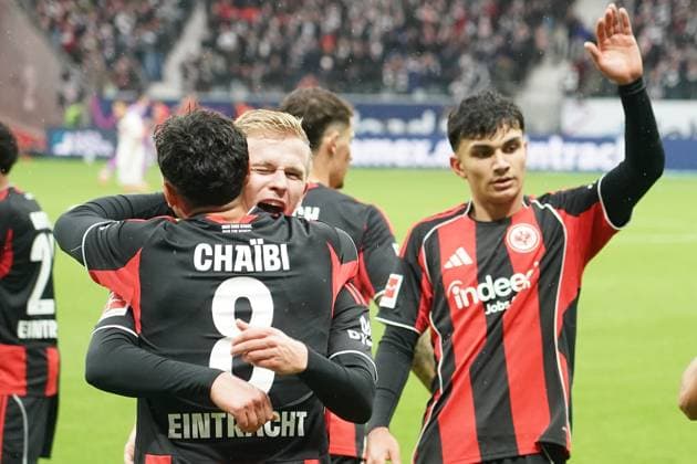 celebrate the goal, Torjubel zum 2:0 Jonathan Burkhardt (Eintracht Frankfurt, 09) mit Fares Chaibi (Eintracht Frankfurt, 08), Can Uzun (Eintracht Frankfurt, 42) - Frankfurt 25.10.2025: Eintracht Frankfurt vs. FC St. Pauli, Deutsche Bank Park, 8. Spieltag Bundesliga