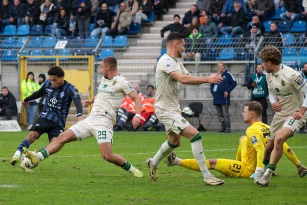 25.10.2025, xhettx, Fussball 3.Liga, SV Waldhof Mannheim - TSV 1860 Muenchen v.l. der schuss von Djayson Mendes (SV Waldhof Mannheim, 35) wird von Marvin Lee Rittmüller (TSV 1860 München, 29) geblockt (DFL DFB REGULATIONS PROHIBIT ANY USE OF PHOTOGRAPHS as IMAGE SEQUENCES and or QUASI-VIDEO) Mannheim