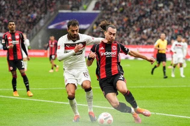Danel Sinani (FC St. Pauli, 10) zweikampf Arthur Theate (Eintracht Frankfurt, 3) GER, Eintracht Frankfurt vs FC St. Pauli, Fussball, 1. Bundesliga, 8. Spieltag, Saison 2025 2026, 25.10.2025 DFL REGULATIONS PROHIBIT ANY USE OF PHOTOGRAPHS AS IMAGE SEQUENCES AND OR QUASI-VIDEO GER, Eintracht Frankfurt vs FC St. Pauli, Fussball, 1. Bundesliga, 8. Spieltag, Saison 2025 2026, 25.10.2025 Frankfurt Copyright: xEibner-Pressefoto ScottxColemanx EP_SCN